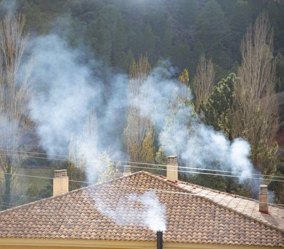 Dym z kopciuchów generuje smog. Fot, AdobeStock / gerardo