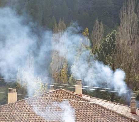 Dym z kopciuchów zanieczyszcza powietrze. Fot. AdobeStock / gerardo