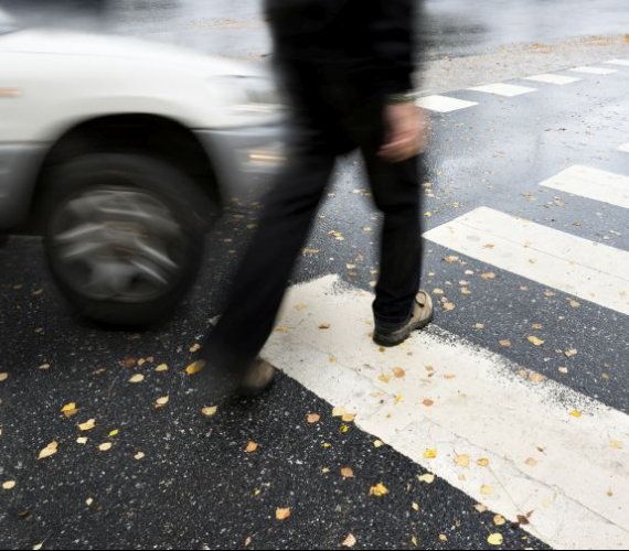 Na prawie 10% przejść dla pieszych ryzyko śmiertelnego wypadku jest wysokie. Fot. Adobe Stock / Pink Badger