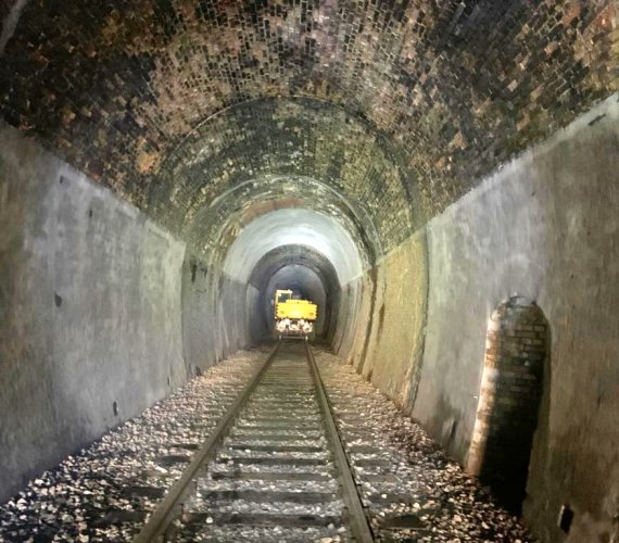 Wnętrze najdłuższego tunelu kolejowego w Polsce. Fot. PKP PLK