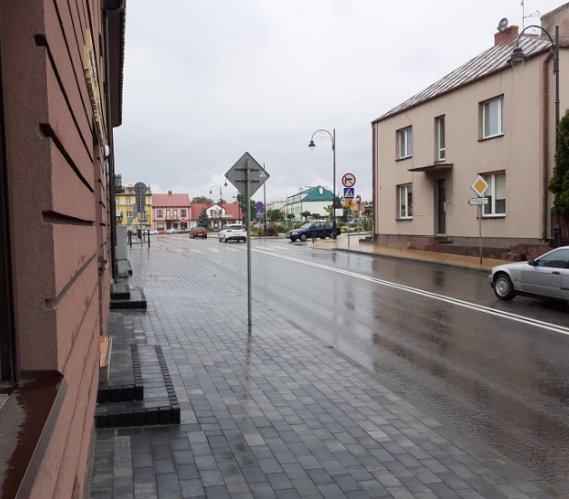 Obecnie ruch tranzytowy odbywa się przez centrum miejscowości Lipsko. Fot. GDDKiA