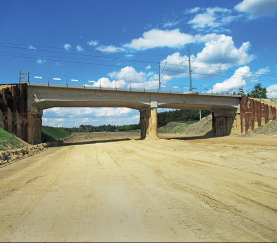 Budowa wiaduktu  kolejowego na S7