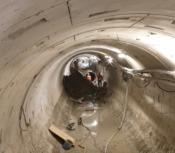 Zdjęcie ilustracyjne. Tunel pod Wisłą, w którym naprawiane były kolektory przesyłowe do oczyszczalni Czajka w Warszawie. Fot. facebook.com/WodadlaWarszawy/