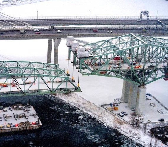 Demontaż mostu nad rzeką Świętego Wawrzyńca w Kanadzie