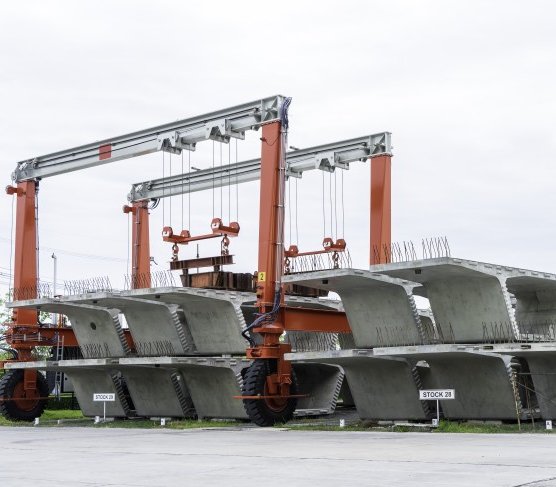 Prefabrykowane segmenty mostu. Fot. Somsak/Adobe Stock