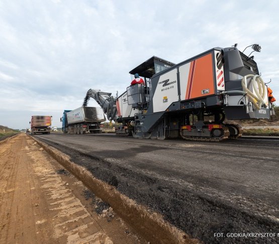 Frezowanie starej nawierzchni bitumicznej przy budowie autostrady A1. Krzysztof Nalewajko/GDDKiA