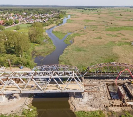 Rail Baltica – nad Narwią w Uhowie powstają dwa bliźniacze mosty
