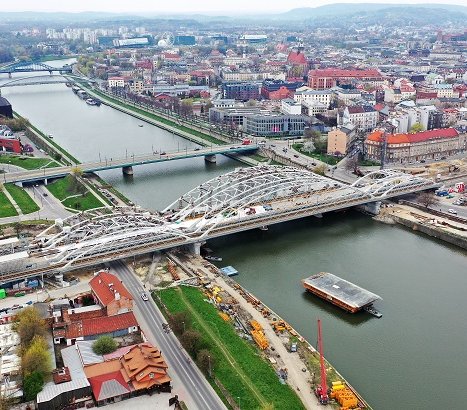 Demontaż ponad 100-tonowych kratownic na budowie mostów w Krakowie