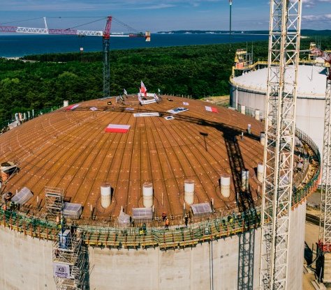 Rozbudowa terminalu LNG w Świnoujściu – dach nad nowym zbiornikiem [film]