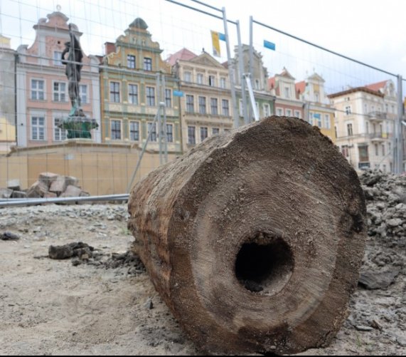 Na Starym Rynku w Poznaniu odkryto drewniany wodociąg z XVII w.