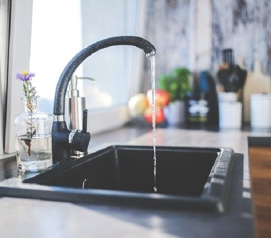 Słabe ciśnienie wody w domu – przyczyny i rozwiązania