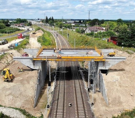 W Warce na Mazowszu powstaje wiadukt nad linią kolejową. Fot. K. Dzidek, K. Kurek/PKP PLK