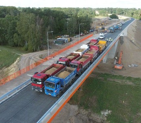 Budowa mostu przez Odrę. Fot. facebook.com/ZDWZG