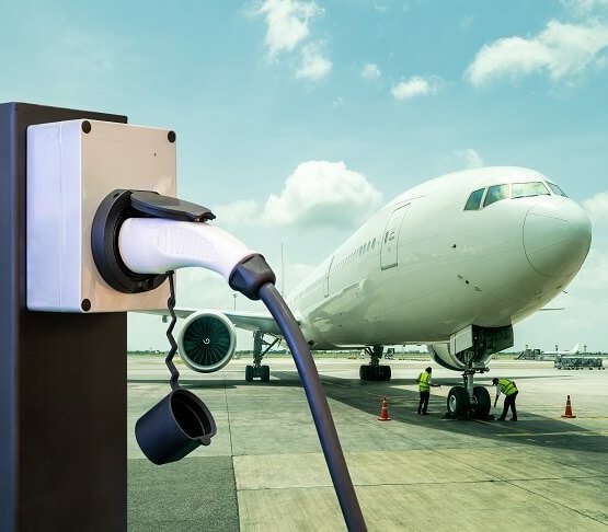 Centralny Port Komunikacyjny: pojazdy obsługi naziemnej lotniska mają być zasilanie ze źródeł bezemisyjnych. Fot. Surasak/Adobe Stock