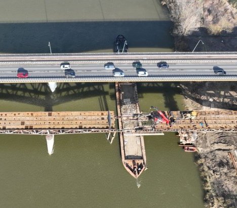 Rozcięto demontowany most przez Wisłę w Sandomierzu. Fot. GDDKiA