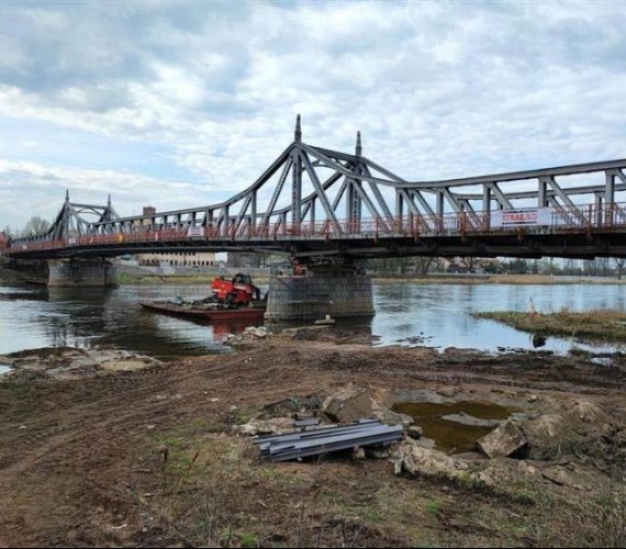 Podniesiony most przez Odrę w Krośnie Odrzańskim. Fot. Wody Polskie