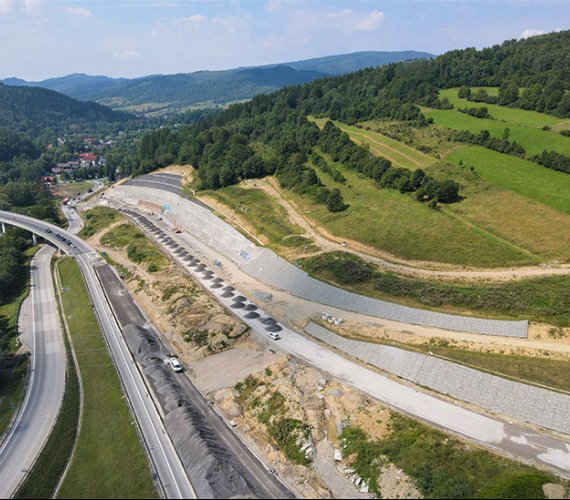 Realizacja ścian oporowych w ramach budowy drogi ekspresowej S1  na odcinku Przybędza – Milówka