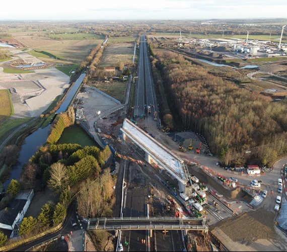FOT. 1. | Nasuwanie wiaduktu skrzynkowego nad autostradą M42 w Warwickshire. Fot. HS2 