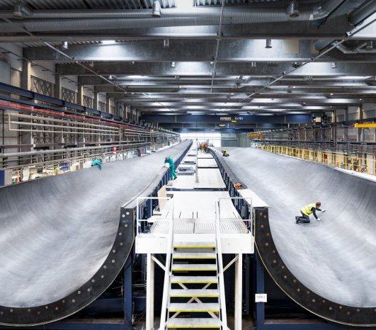 Produkcja łopat do turbin wiatrowych 15 MW w duńskiej fabryce. Fot. Vestas