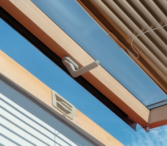 Jak wybrać idealne rolety na okno dachowe?