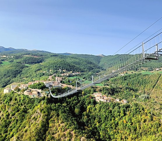 Most wiszący w stylu tybetańskim we Włoskim Sellano. Fot. visitsellano.info