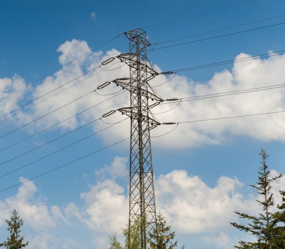 Linia elektroenergetyczna wysokiego napięcia. Fot. ilustr. FOTOWAWA/Adobe Stock