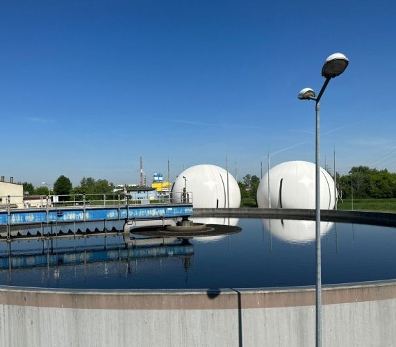 Nowe zbiorniki biogazu w oczyszczalni ścieków. Fot. Wodociągi Miasta Krakowa