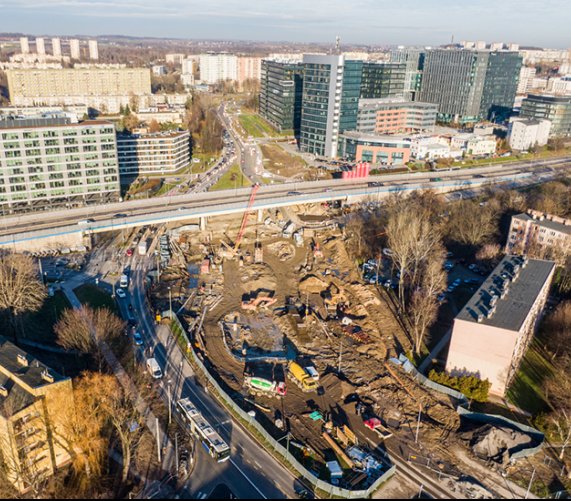 Prace budowlane nad tunelem w okolicach ronda Polsadu. Fot. tramwajnamistrzejowice.pl