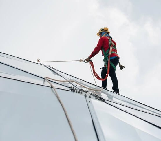 W jaki sposób systemy asekuracyjne zwiększają efektywność pracy na wysokościach?