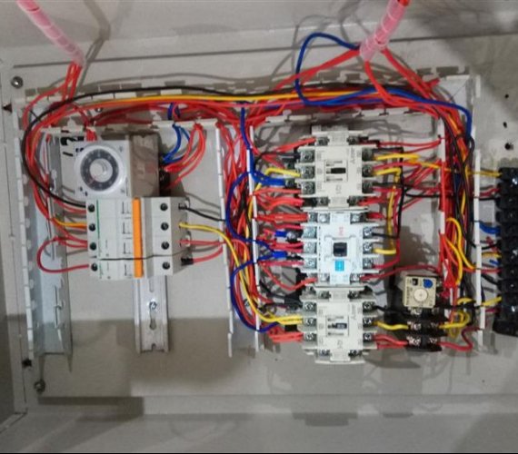 Jak poprawnie podłączyć wyłącznik różnicowoprądowy – praktyczny poradnik