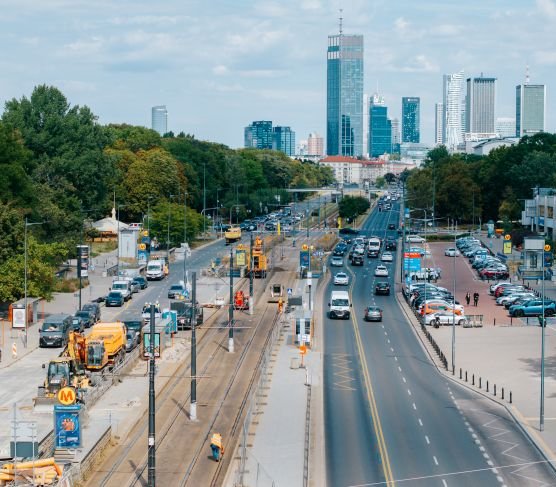 Na skrzyżowaniu Rakowiecka–Niepodległości dzieje się naprawdę sporo!