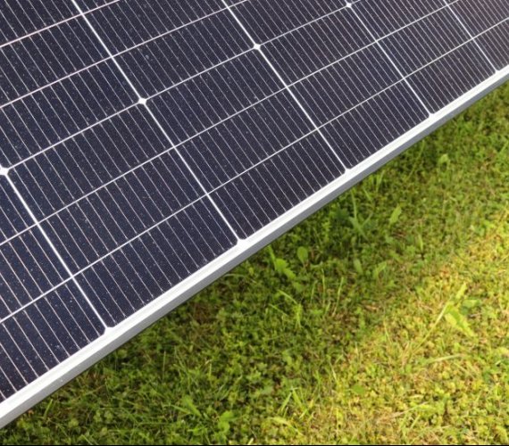 Zestaw fotowoltaiczny „plug and play” do samodzielnego montażu – na co zwrócić uwagę przy zakupie?