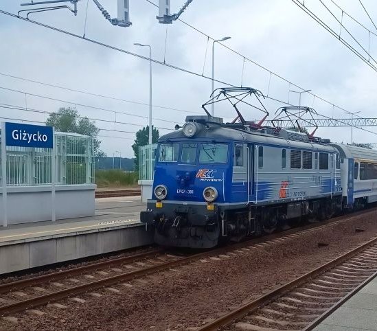 Pociąg IC Hańcza przy peronie stacji Giżycko. Fot. Piotr Sydov/PKP Intercity