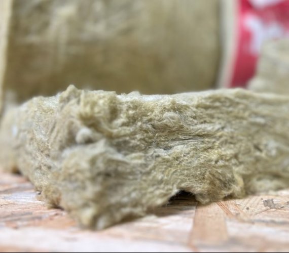 Wełna skalna w domach pasywnych i energooszczędnych – jak dobrać parametry, minimalne grubości i uniknąć mostków termicznych