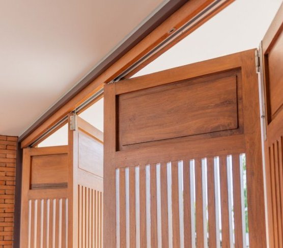 Drzwi łamane – kiedy warto je wybrać i jakie okucia zapewniają im trwałość?