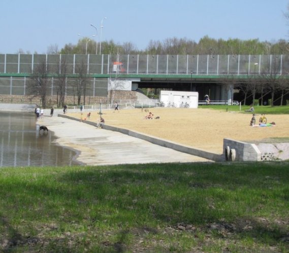Plaża w Dolinie Trzech Stawów. Fot. Antekbojar/wikimedia