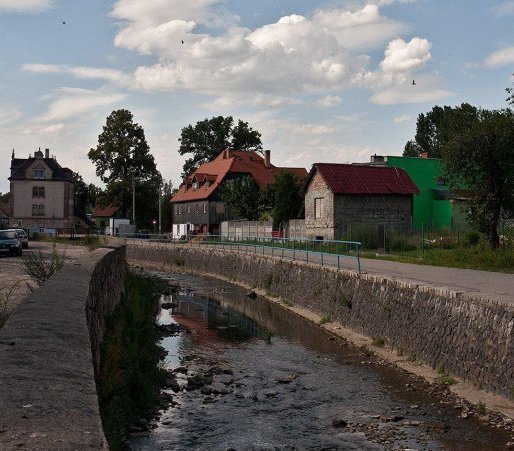 Potok Miedzianka w Bogatyni przed powodzią. Fot. Danuta B., Fotopolska.eu/wikimedia