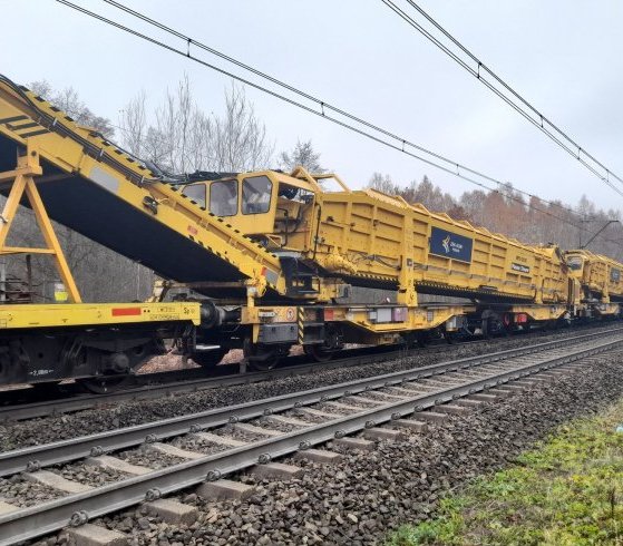 Szlak Zduńska Wola–Poddębice, maszynowe układanie szyn i podkładów. Fot. Krzysztof Kalkowski/PKP PLK