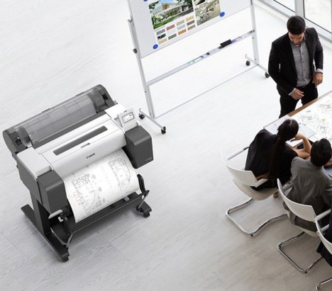 Ploter wielkoformatowy kontra druk zlecony: kiedy własna produkcja się opłaca?