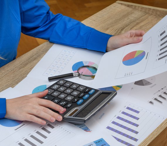 Jak interpretować i kontrolować długotrwałe parametry wytrzymałościowe materiału w procedurach odbiorowych