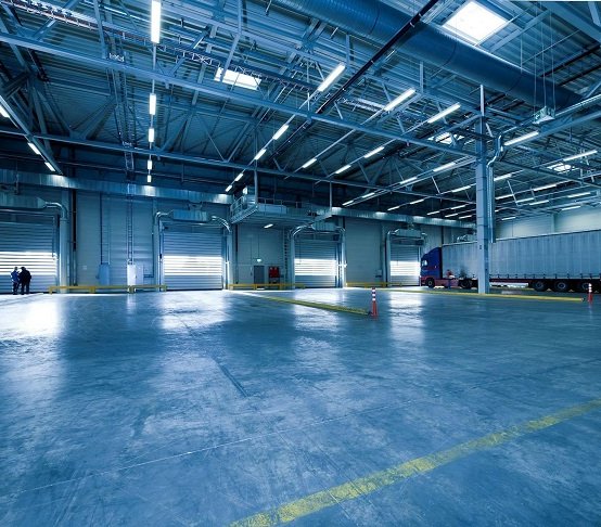 Utrzymanie czystości w halach przemysłowych i magazynowych jako element zarządzania infrastrukturą