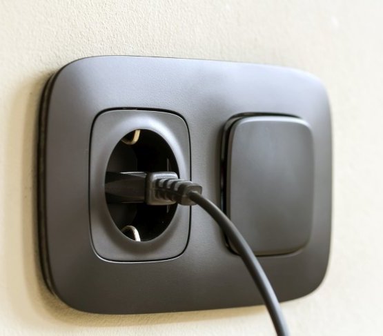 Gniazdko elektryczne a bezpieczeństwo użytkowników – czego uczą nas normy i praktyka?