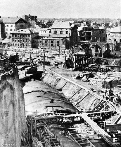 Fot. 1. Budowa tunelu trasy WZ, rok 1947