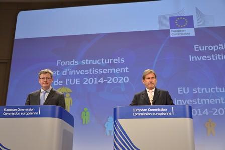Komisarze Laszlo Andor oraz Johannes Hahn ogłaszają zatwierdzenie przez Komisję Europejską polskiej Umowy Partnerstwa. Fot. MIR