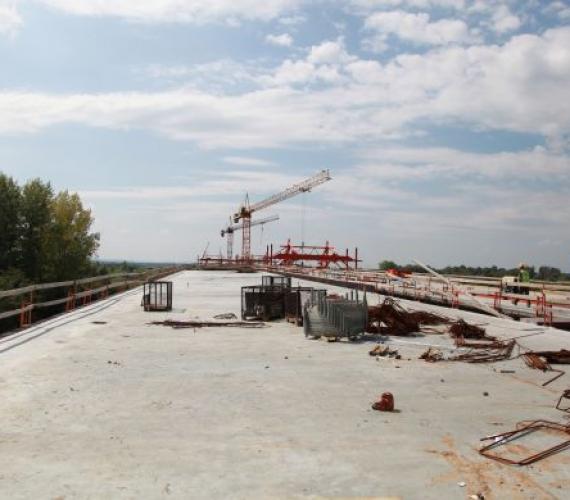 Budowa mostu przez Dunajec w ciągu autostrady A4. fot. inzynieria.com