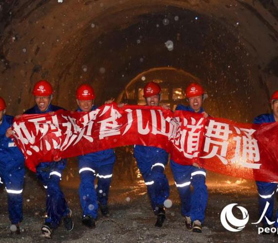 Najwyżej na świecie zbudowany tunel drogowy prowadzi do Tybetu. Fot. en.people.cn