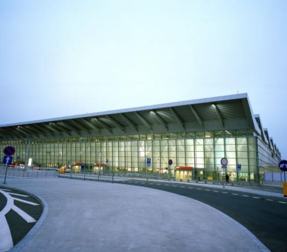 Terminal 2 b - port lotniczy na Okęciu. Fot. z archiwum  Urzędu Miasta Warszawa, Wojtek Wieteska