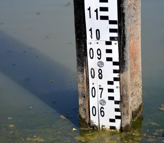 Pomiar poziomu wody w Wiśle. UM Warszawa