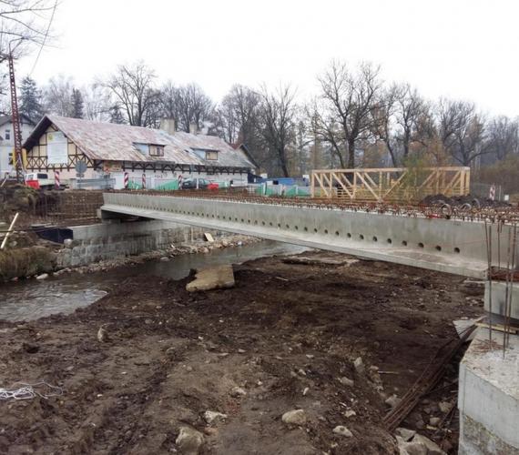 Trwa właśnie przebudowa mostu przez Łomnicę. Fot. DSDiK
