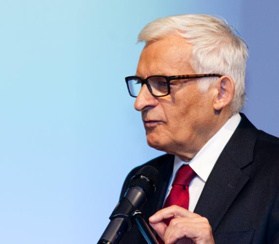 Jerzy Buzek - były premier RP, były Przewodniczący Parlamentu Europejskiego, członek komisji przemysłu, badań i energii, szef zespołu ekspertów Wspólnoty Energetycznej. Fot. inzynieria.com
